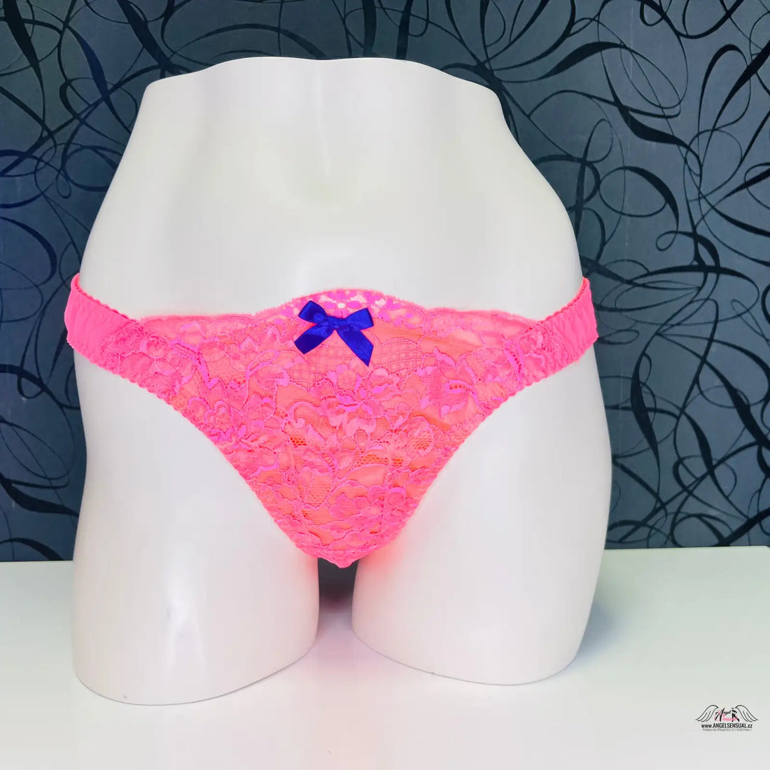 Alt text pro produkt Agent Provocateur Tanga Pammie s fialovou mašličkou a růžovým krajkovým tanga