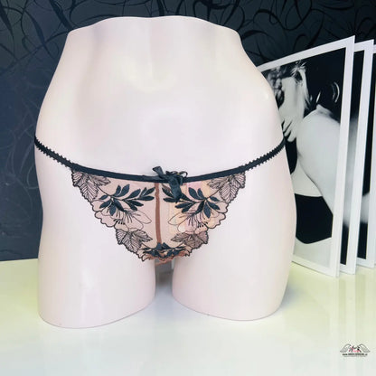 Síťované tanga Agent Provocateur Tanga Petra s jemnou krajkou a květinovou výšivkou