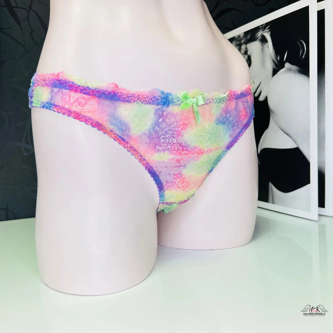 Tie-dyed pastel kalhotky s krajkovým lemem na figuríně, Agent Provocateur Tanga Phoenix