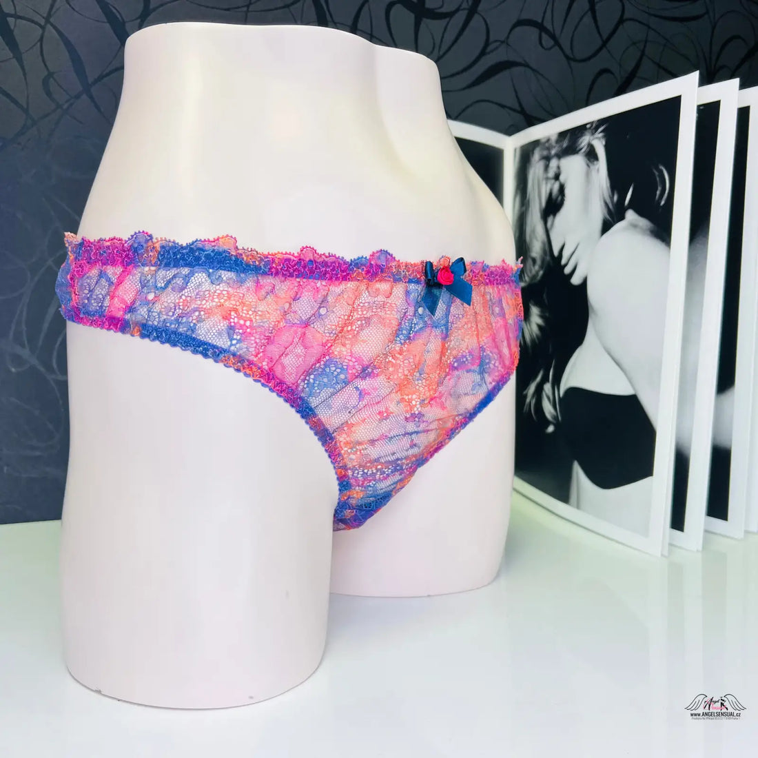 Pink a modré krajkové tanga Tanga Phoenix s krajkou na přední straně na figuríně