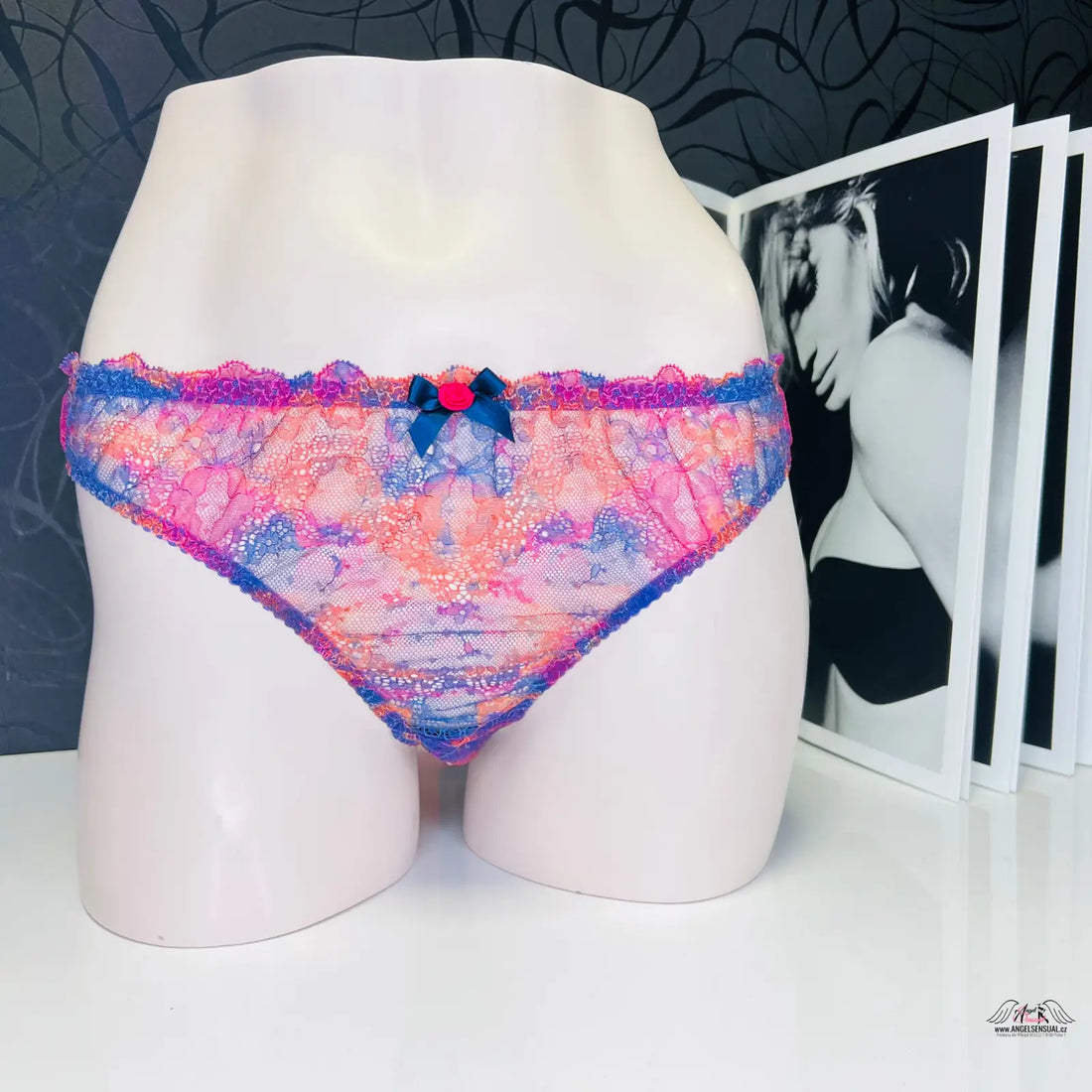 Krajkové tanga Agent Provocateur Tanga Phoenix s růžovou a modrou barvou a mašlí