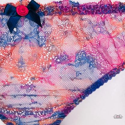 Krajkové tanga Agent Provocateur Tanga Phoenix s růžovým květem na přední straně