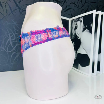 Agent Provocateur Tanga Phoenix krajkové tanga s růžovo-modrou na bílém modelu