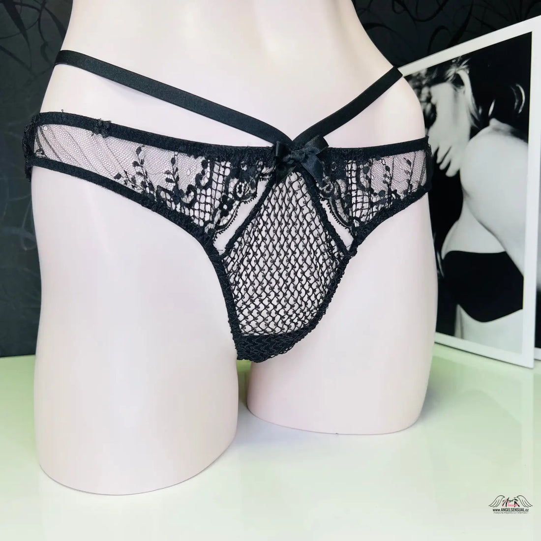 Agent Provocateur Tanga Sandra s luxusními krajkovými detaily a strappy prvky