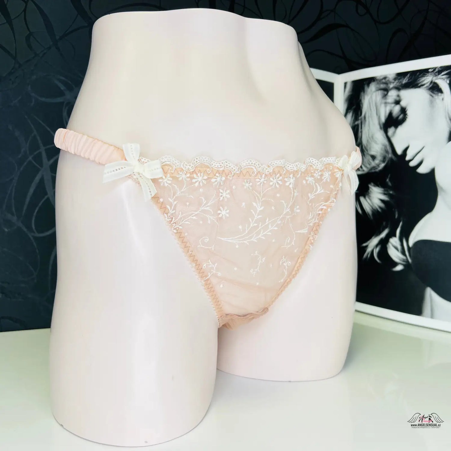 Peachové krajkové tanga Agent Provocateur Suezee s bílými mašlemi a všitými ornamenty