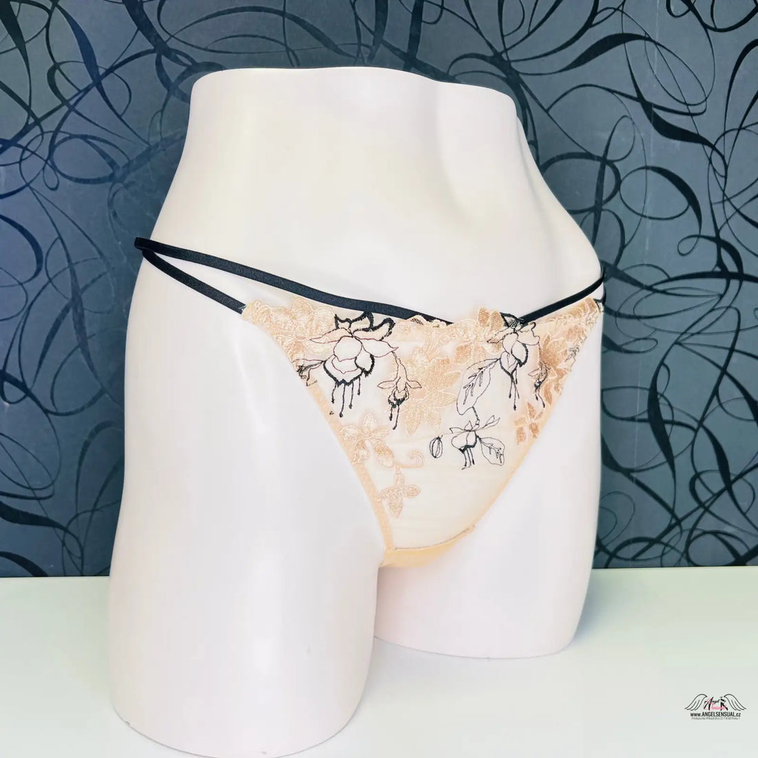 Agent Provocateur Yoshie thong s s jemnou květinovou výšivkou, elegantní dámské spodní prádlo