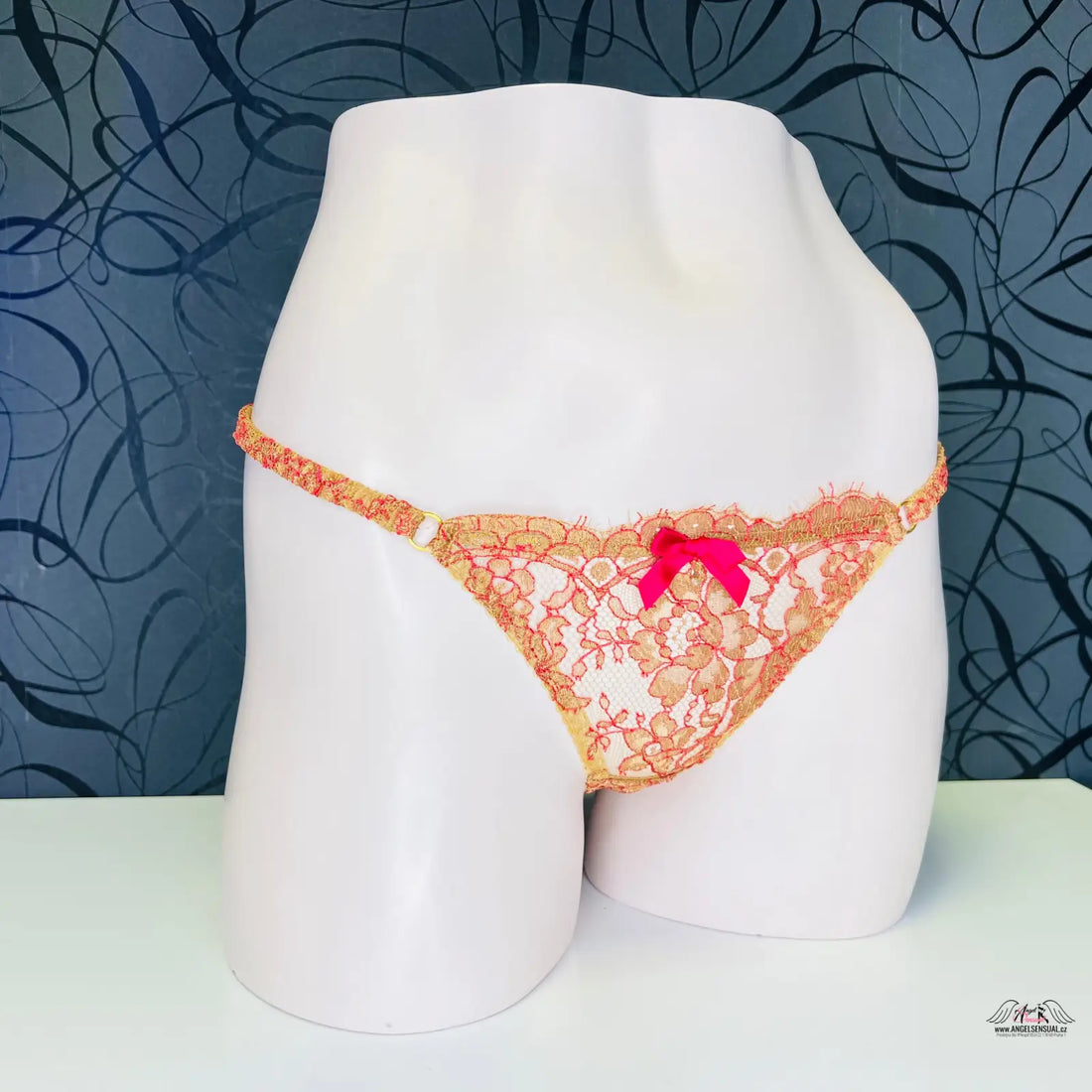 Bílý manekýn s agent provocateur luxusní zaharah tanga v korálové krajce s růžovým mašlí