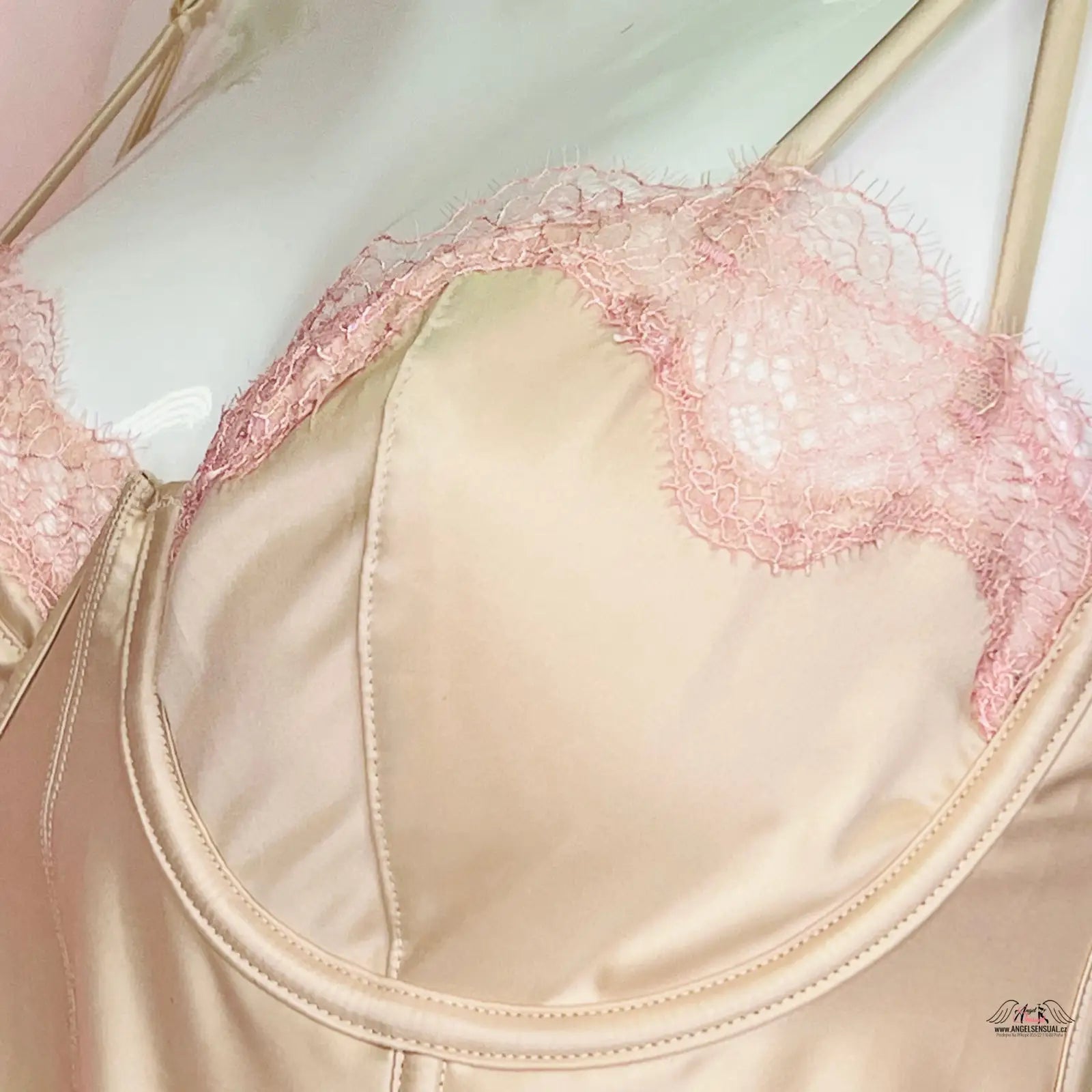 Elegantní Krémový Korzet s Jemnou Krajkou pro Dokonalý Střih - Krémová / 36C / Nové