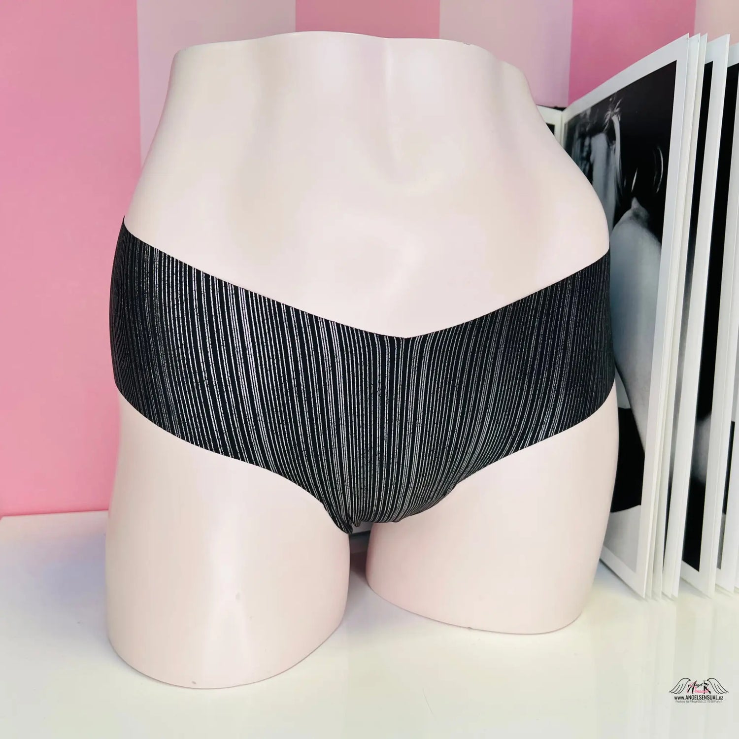 Bezešvé kalhotky - S / Černá / Nové se štítky - Cheeky Victoria’s Secret