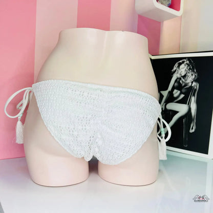 Bílé krajkové bikinové kalhotky z kolekce Kalypso s elegantním prošíváním