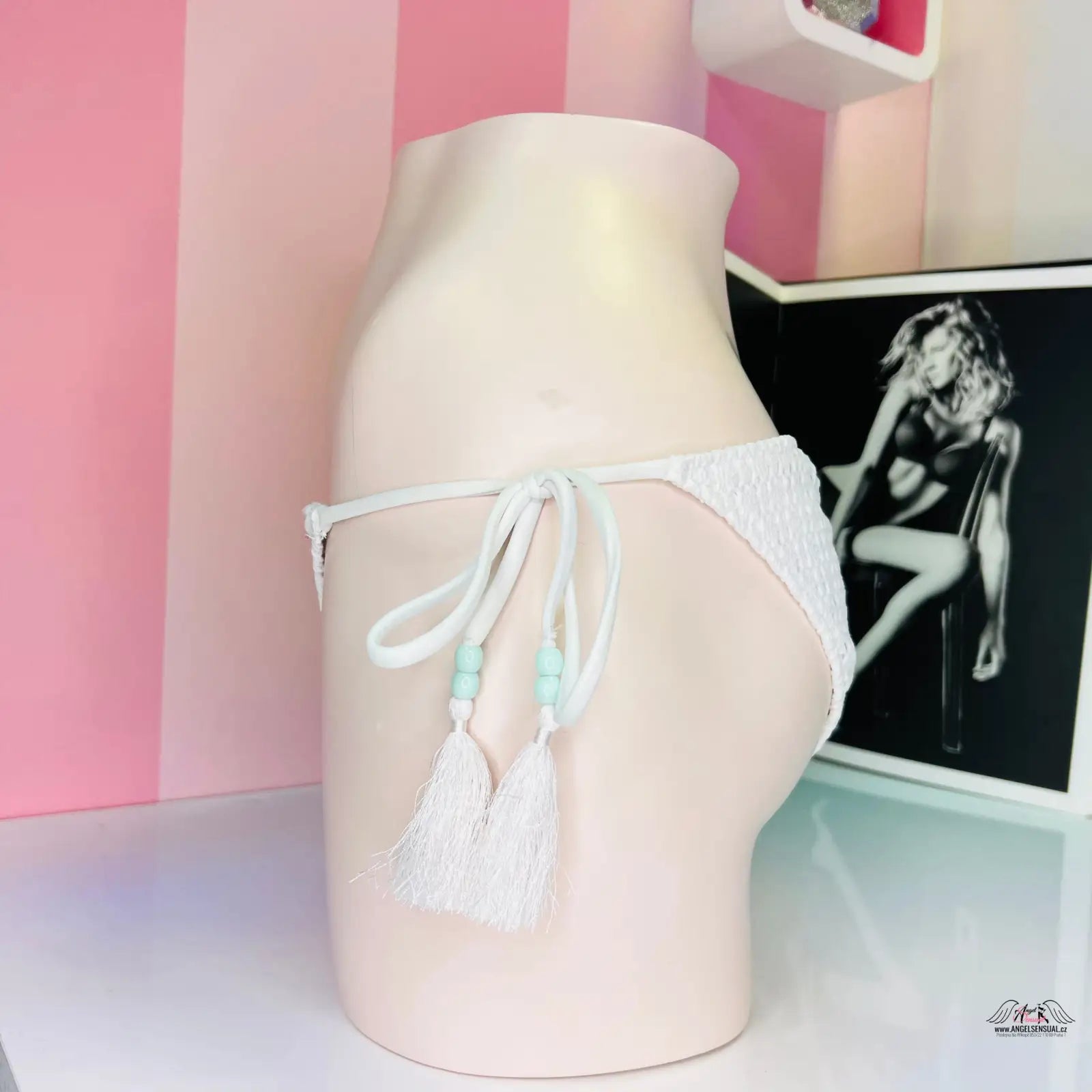 Bílý bikiny spodek s třásněmi, elegantní součástí plavek Bikini Kalypso