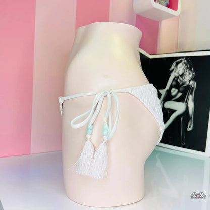 Bílý bikiny spodek s třásněmi, elegantní součástí plavek Bikini Kalypso