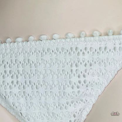 Bílý krajkový spodní díl plavek Bikini Kalypso s elegantním prošíváním