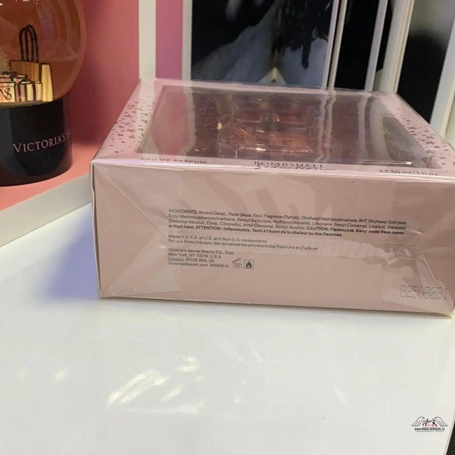 Krabička s make-upem vedle lahve vína v produktu Bombshell Seduction