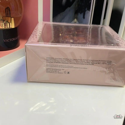 Krabička s make-upem vedle lahve vína v produktu Bombshell Seduction