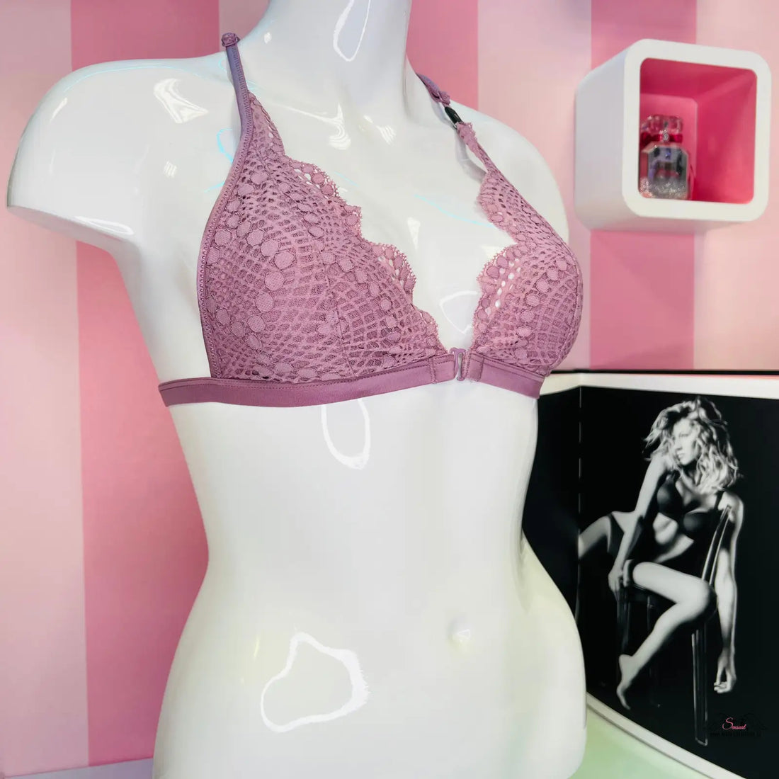 Mauve krajková podprsenka na manekýně z kolekce Braletka pro eleganci a pohodlí