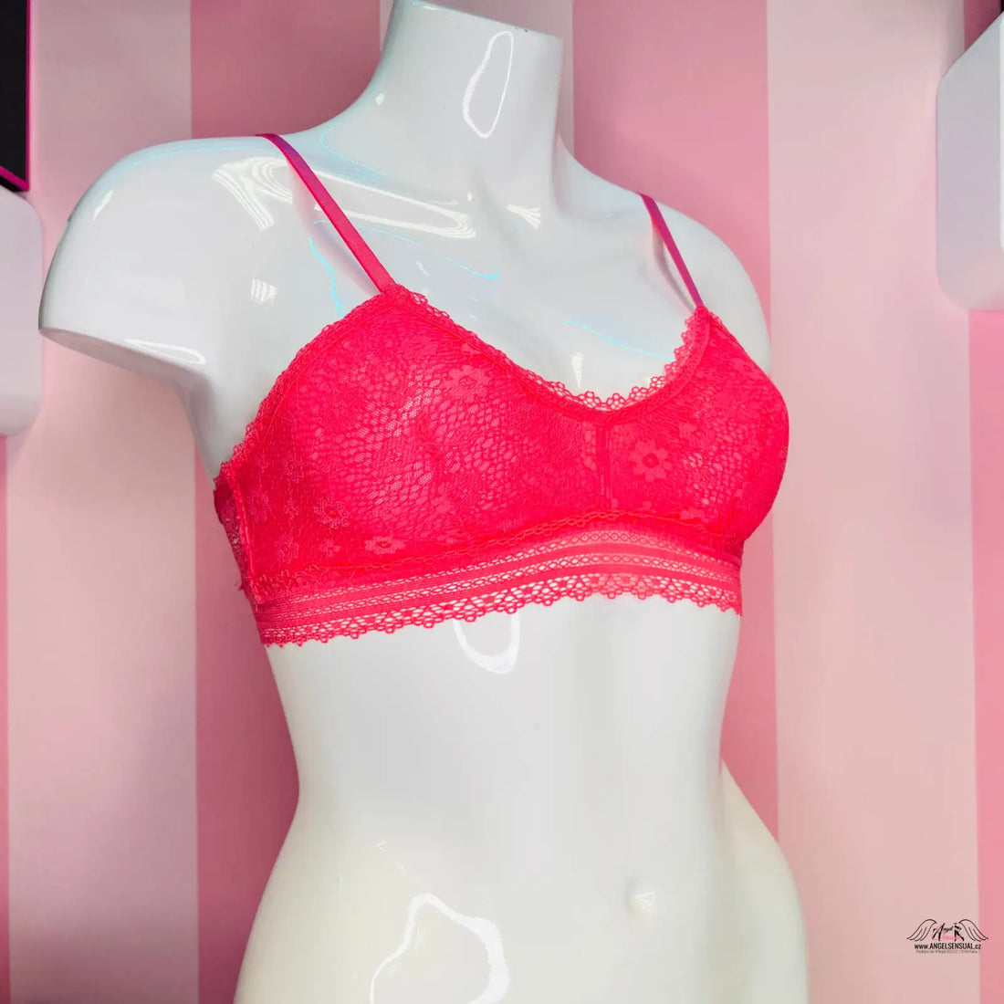 Detailní pohled na manekýnu s červenou krajkovou braletou Braletka pro pohodlí