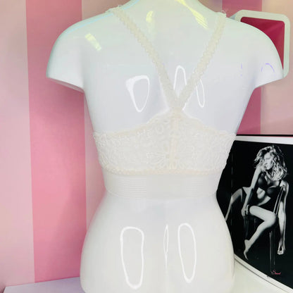 Bílá krajková braletka na manekýnu pro elegantní vzhled a každou příležitost