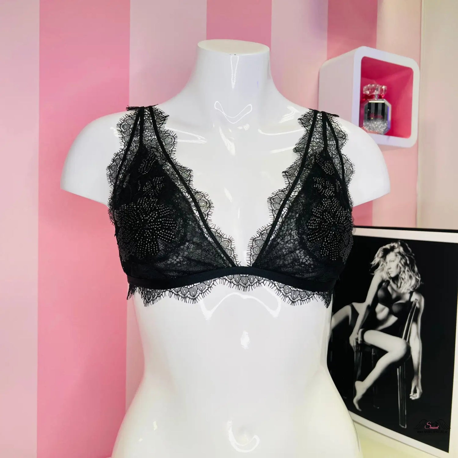 Černá krajková trojúhelníková braletka na bílém mannequinu - Luxusní elegance a pohodlí