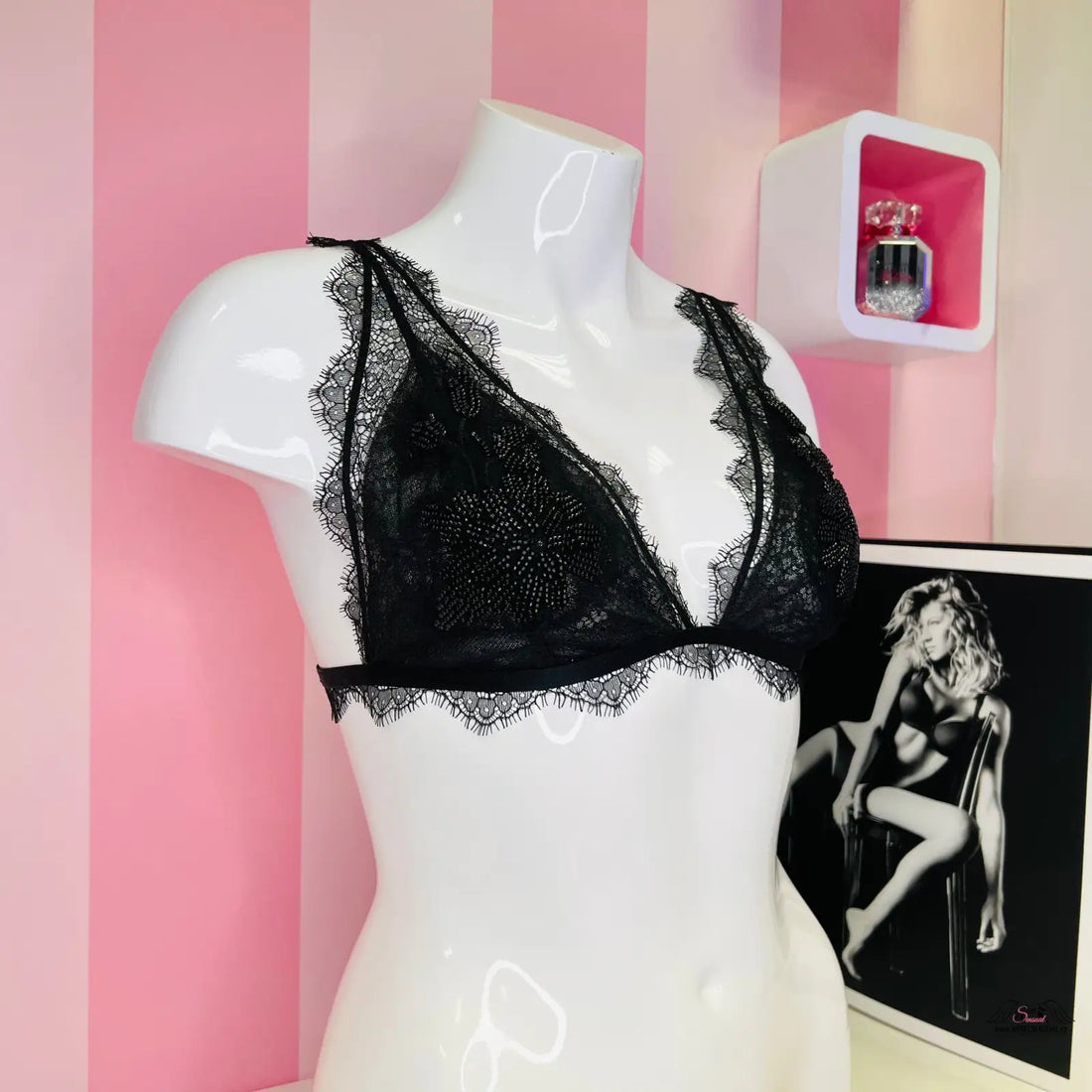 Černý krajkový trojúhelníkový bralette na bílém manekýnovi, Braletka - luxusní elegance