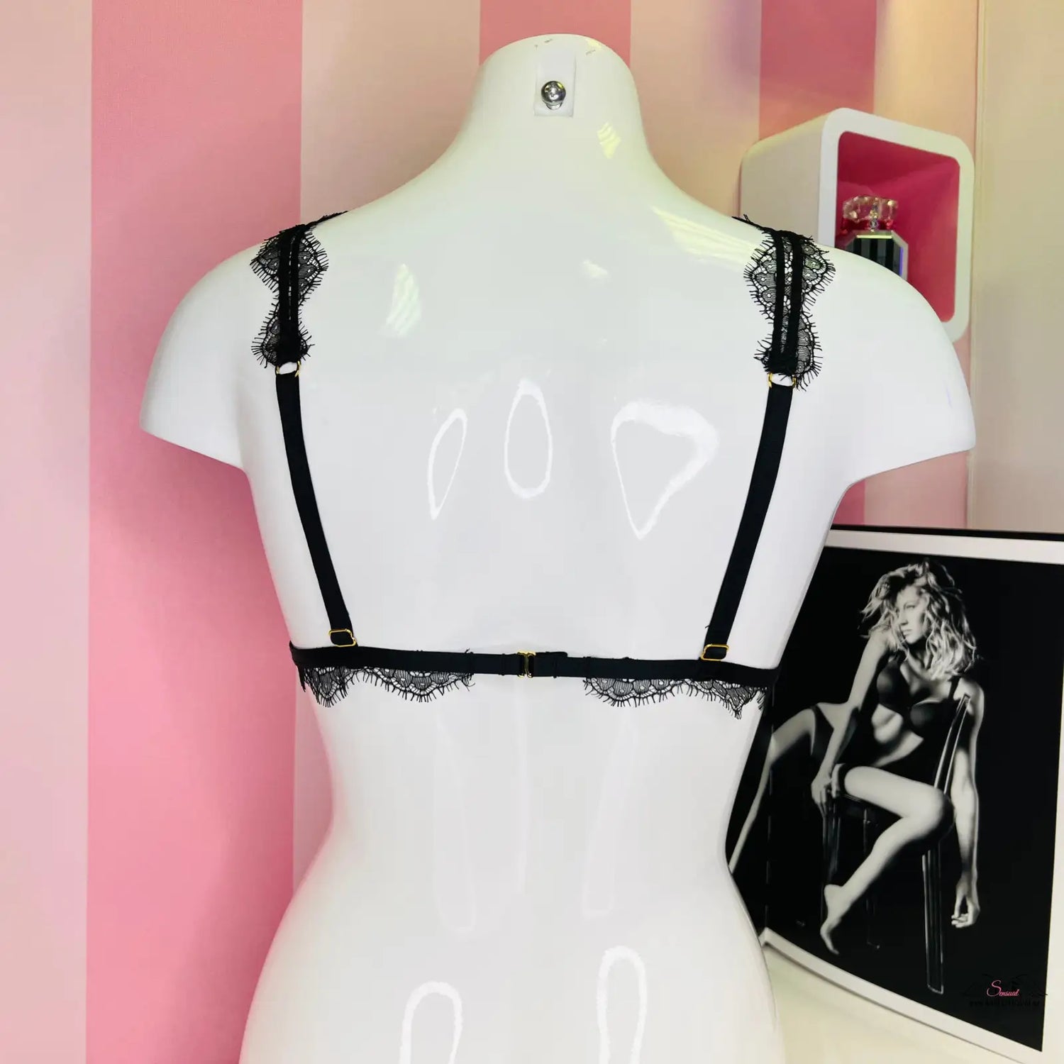 Bílý manekýn s černou krajkovou podprsenkou Braletka Luxusní elegance
