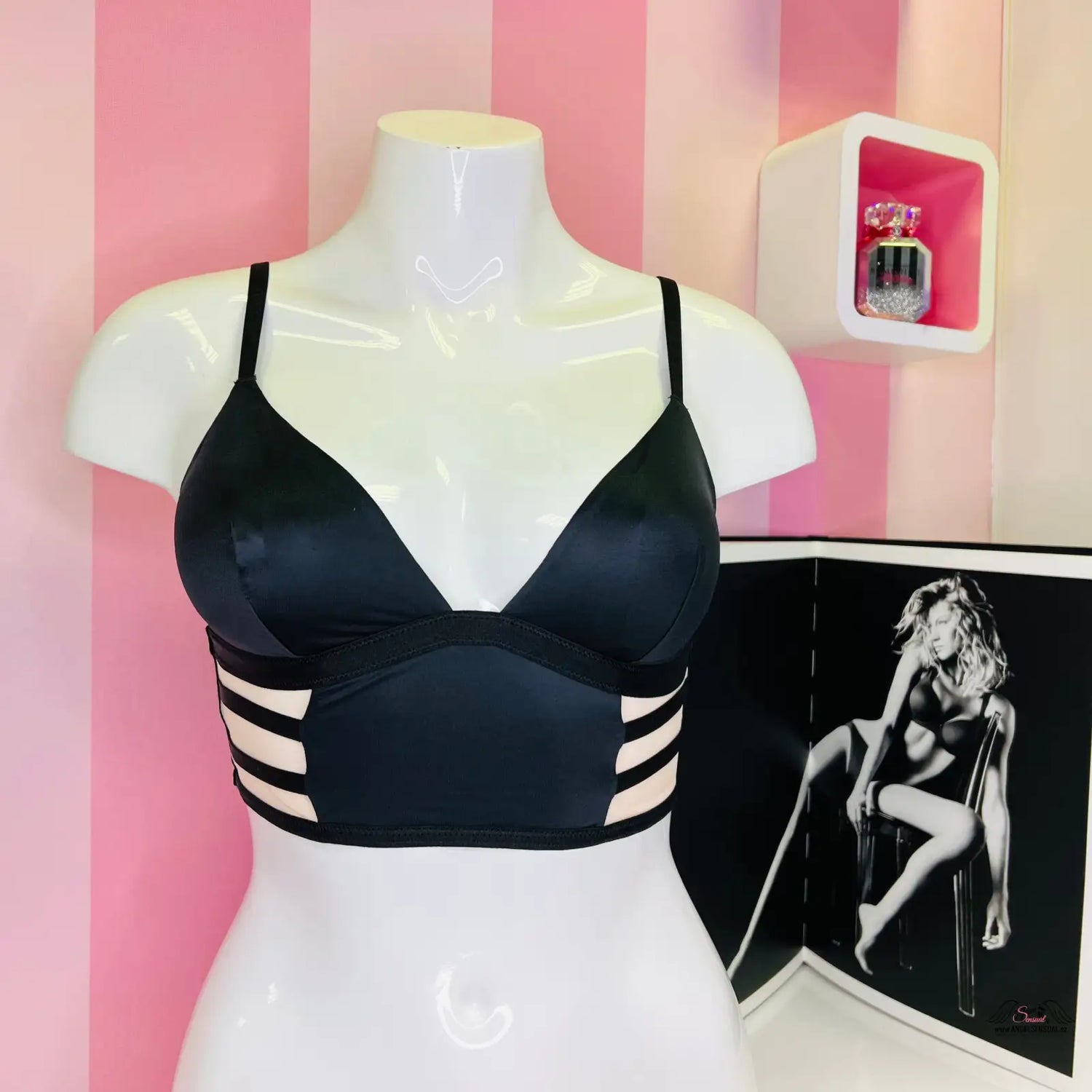 Černá bralette s vykrojenými pásky na bílém manekýnu, Luxusní saténová bralette