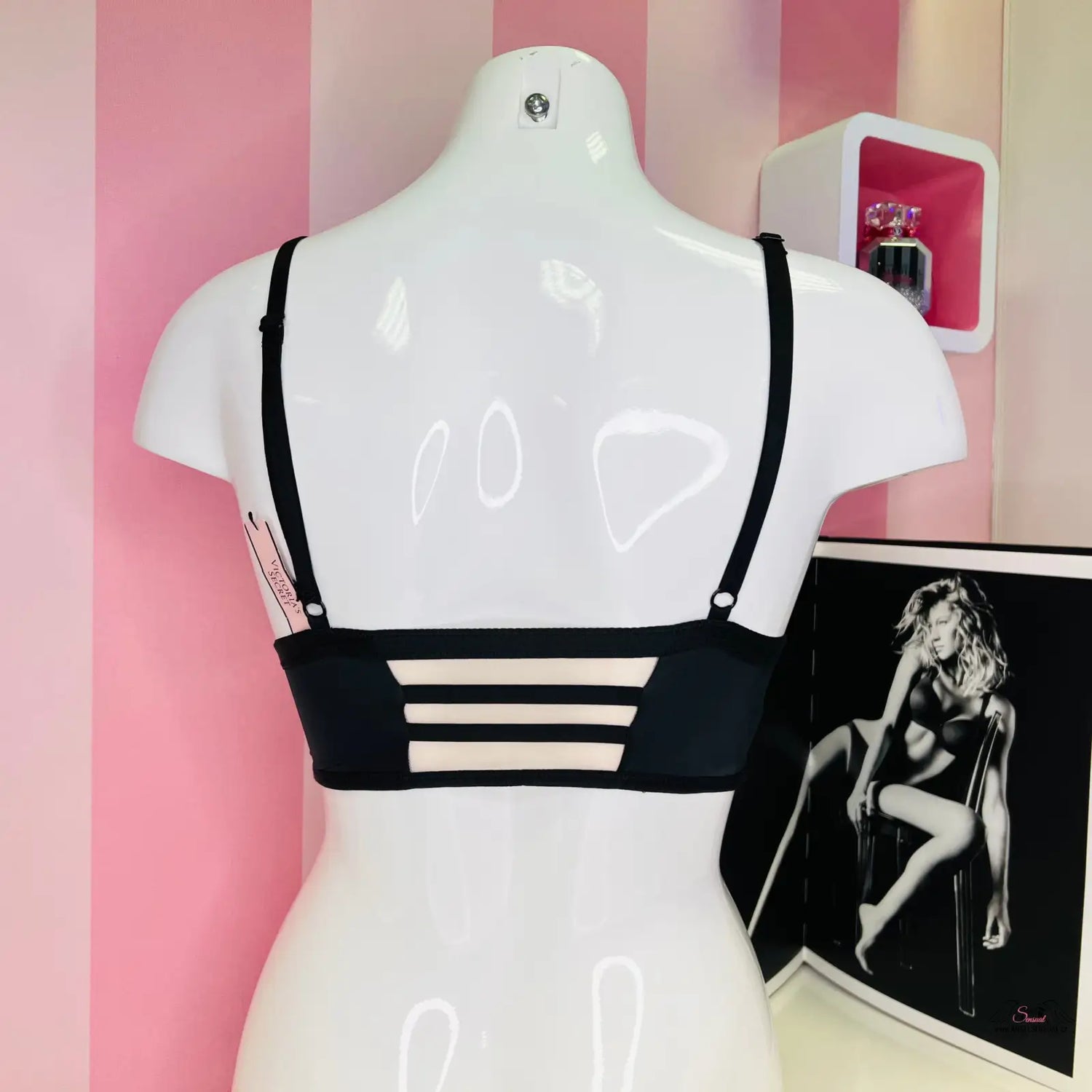 Bílý manekýn s černou strappy braletkou Braletka - Luxusní saténová bralette