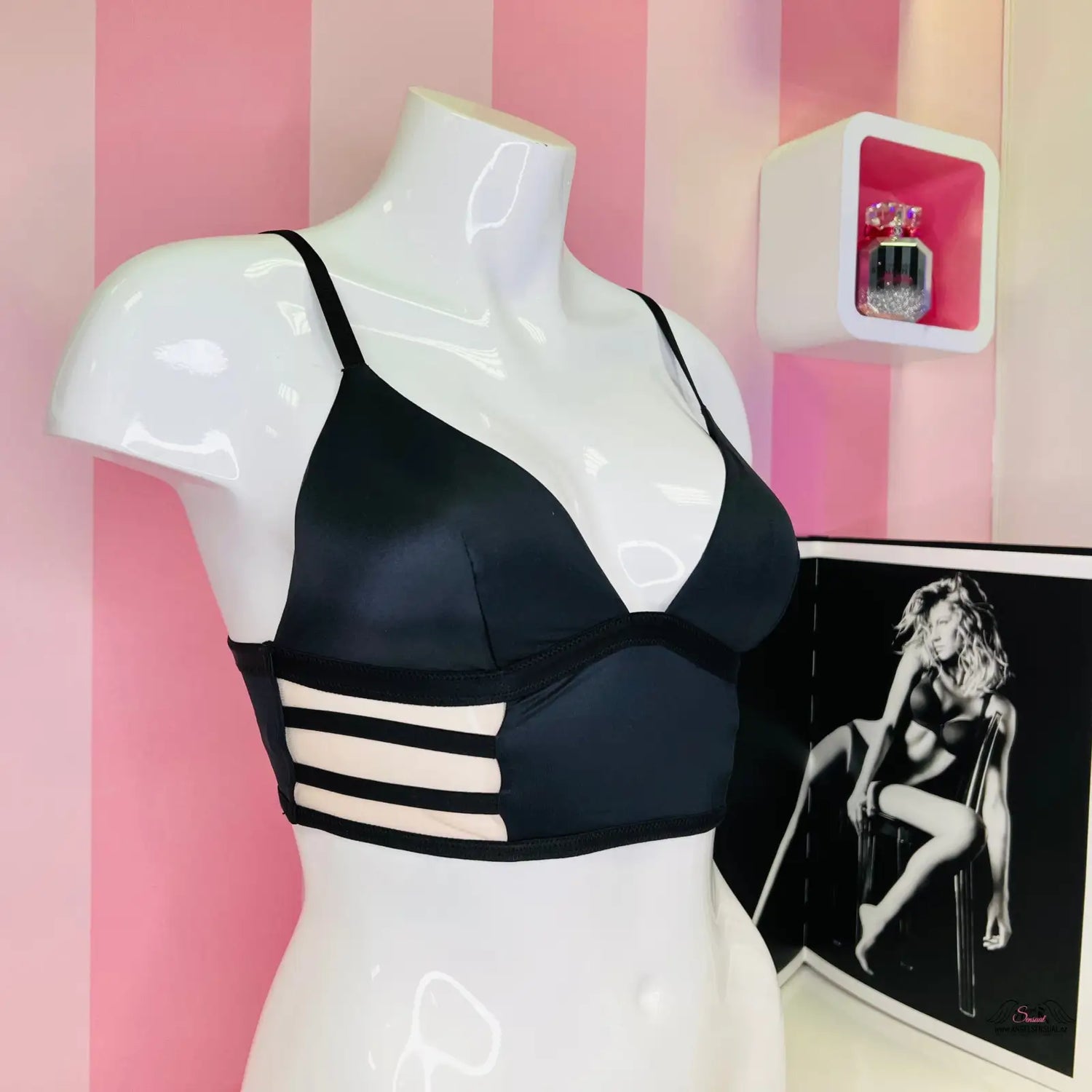 Černá strappy bralette na bílém manekýnu pro Luxusní saténovou bralette