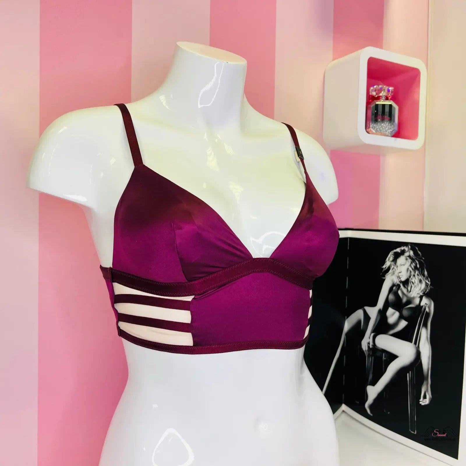 Fialová bralette se strappy detaily na bílém manekýnu - Braletka Luxusní satén
