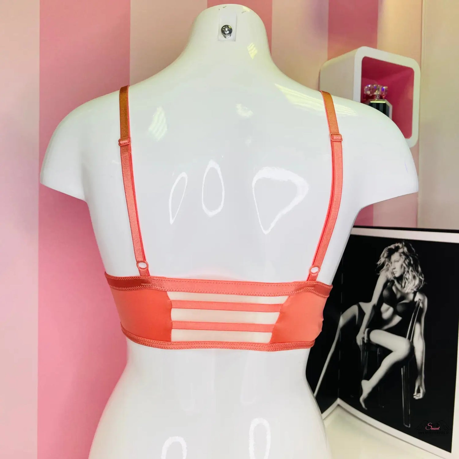 Bílý manekýn s korálovou braletkou a strappy detaily na zádech