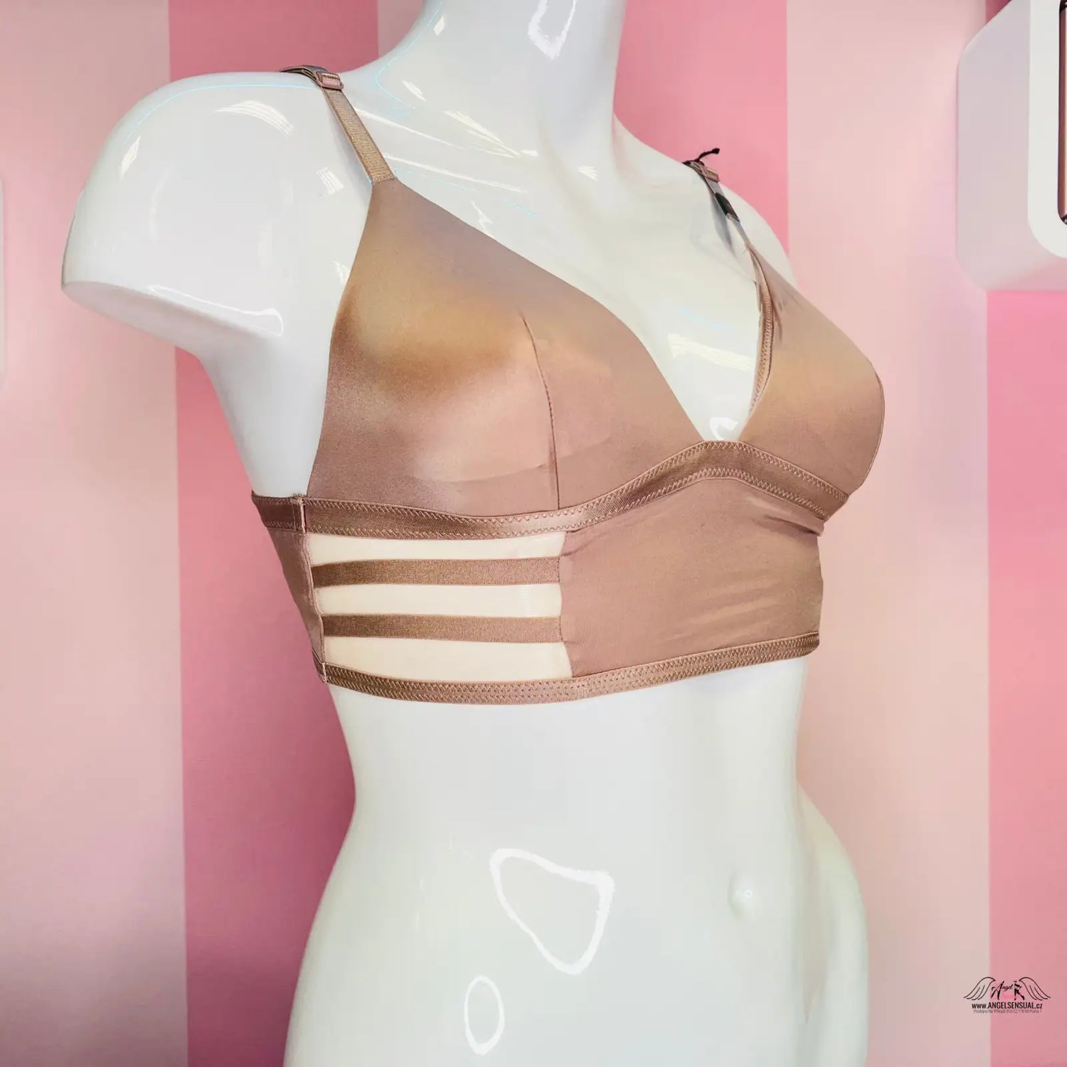 Beige bralette s detailními strappy na bílém modelu pro dokonalé křivky