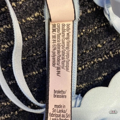 Štítek na bundě s nápisem Brae u produktu Braletka: Styl a Pohodlí s Nádechem Elegance