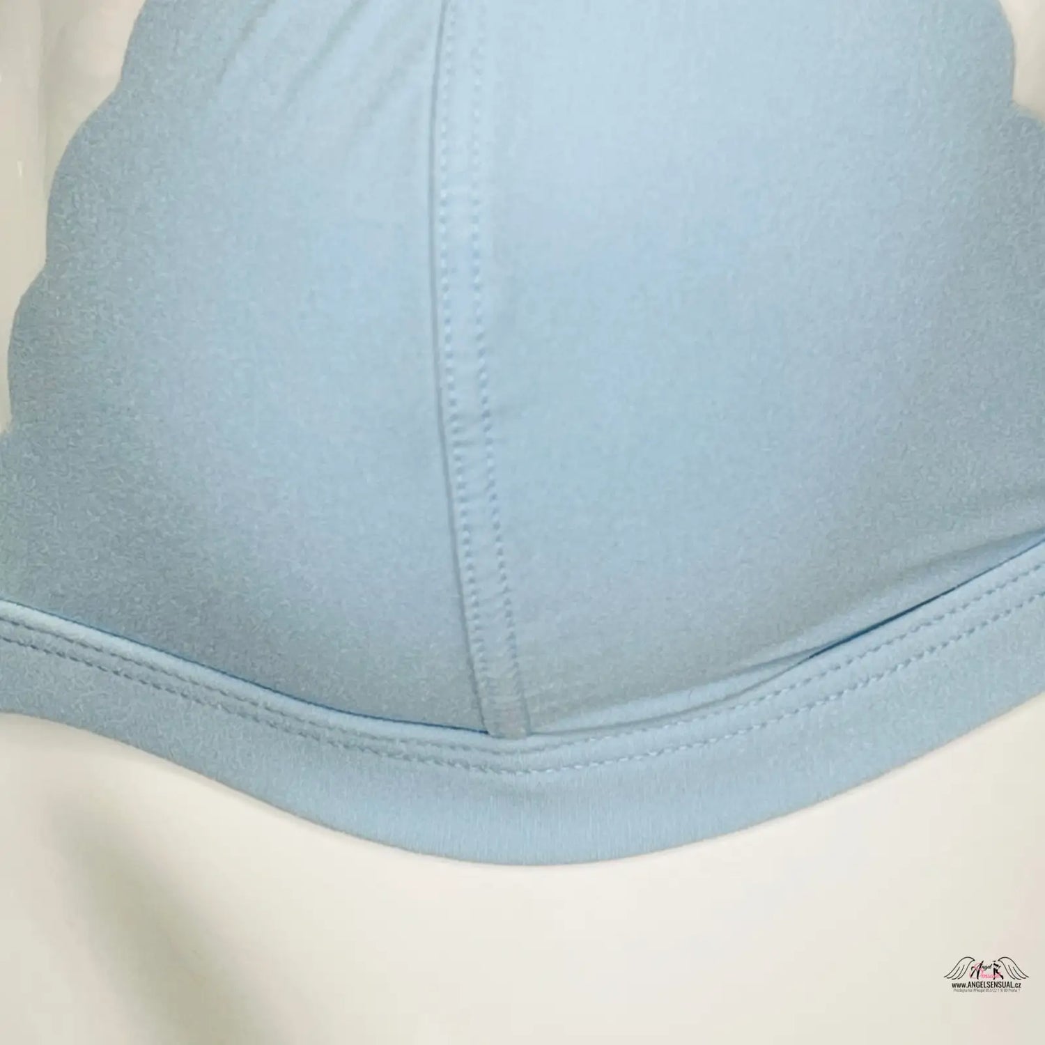 Detailní pohled na modrou košili z produktu Braletka: Styl a Pohodlí s Nádechem Elegance