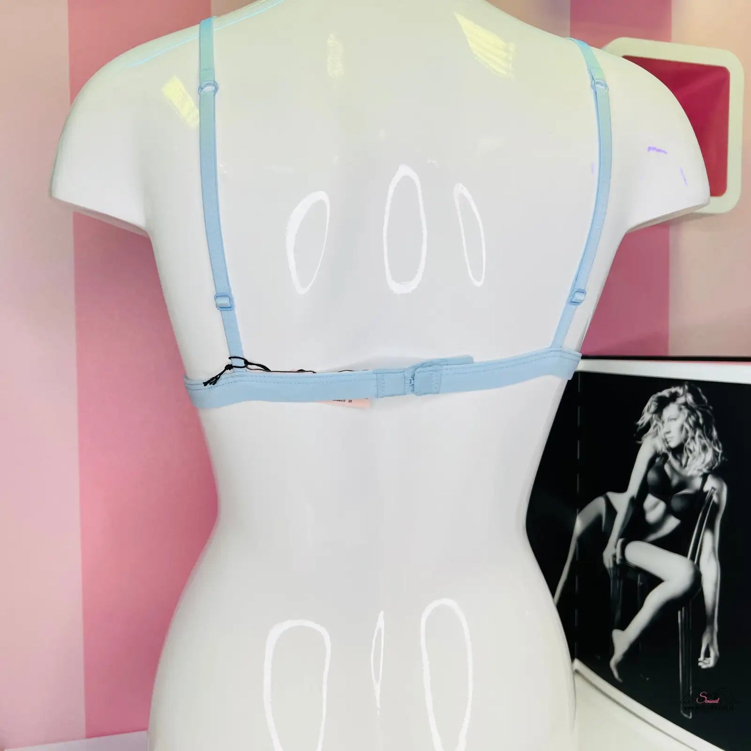 Manekýn s modrým postrojem z produktu Braletka: Styl a Pohodlí s Nádechem Elegance