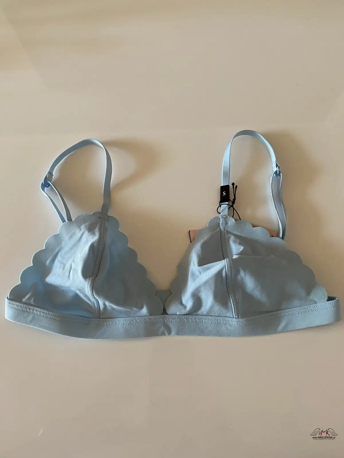 Detailní záběr na podprsenku se zipem z produktové řady Braletka