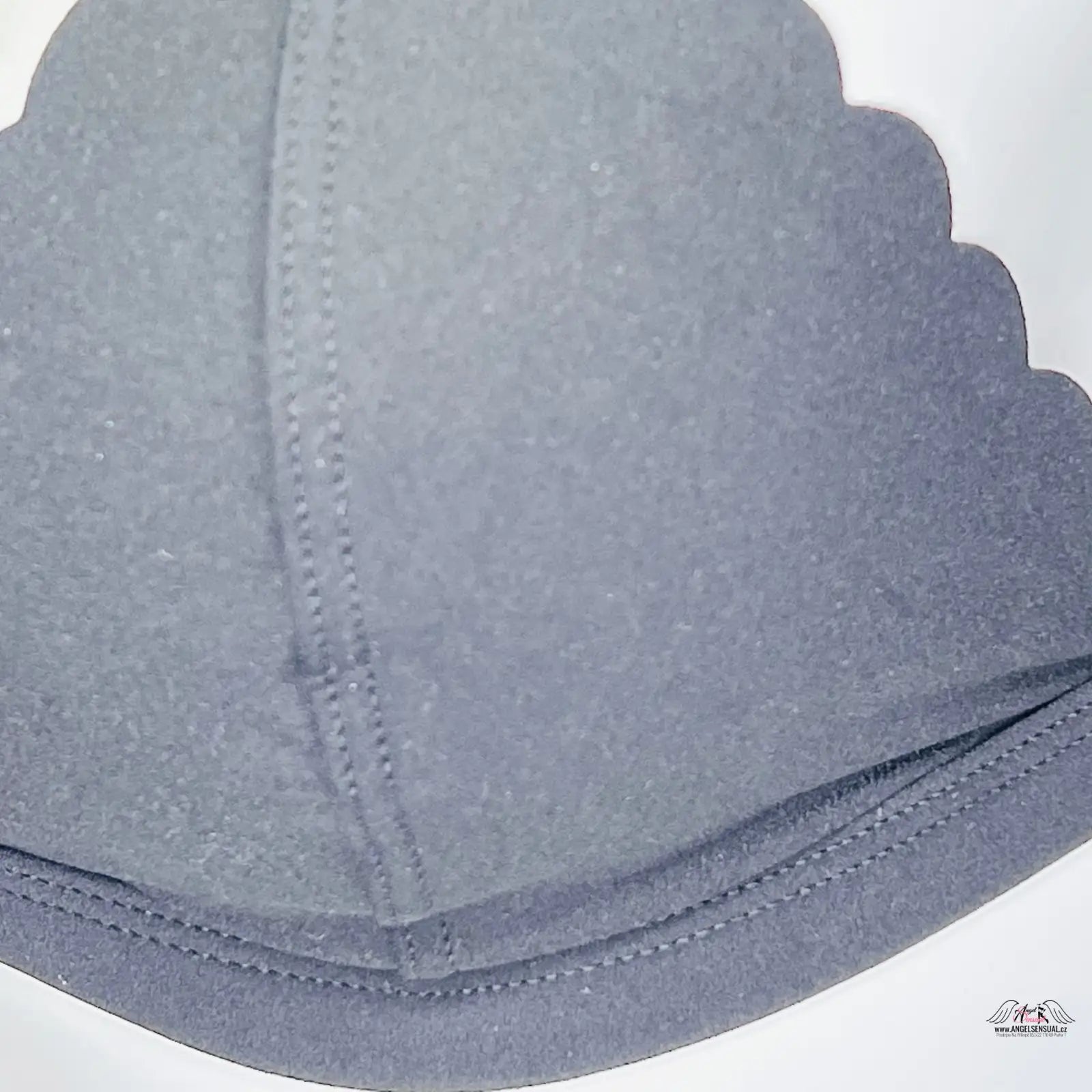 Detailní pohled na klobouk na bílé ploše produktu Braletka: Styl a Pohodlí s Nádechem Elegance
