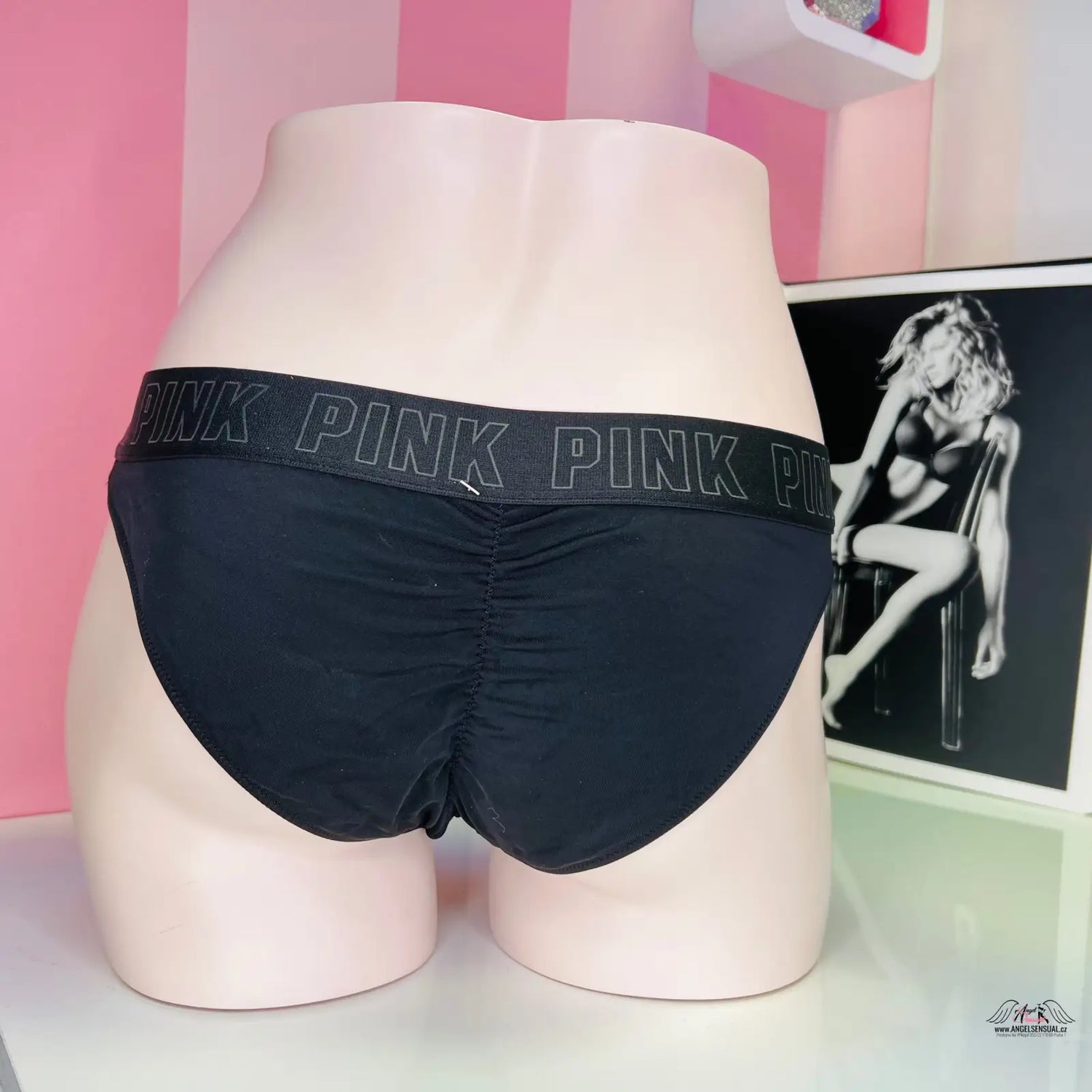 Černé plavky Brazilský Spodní Díl s nápisem PINK pro smyslný letní styl
