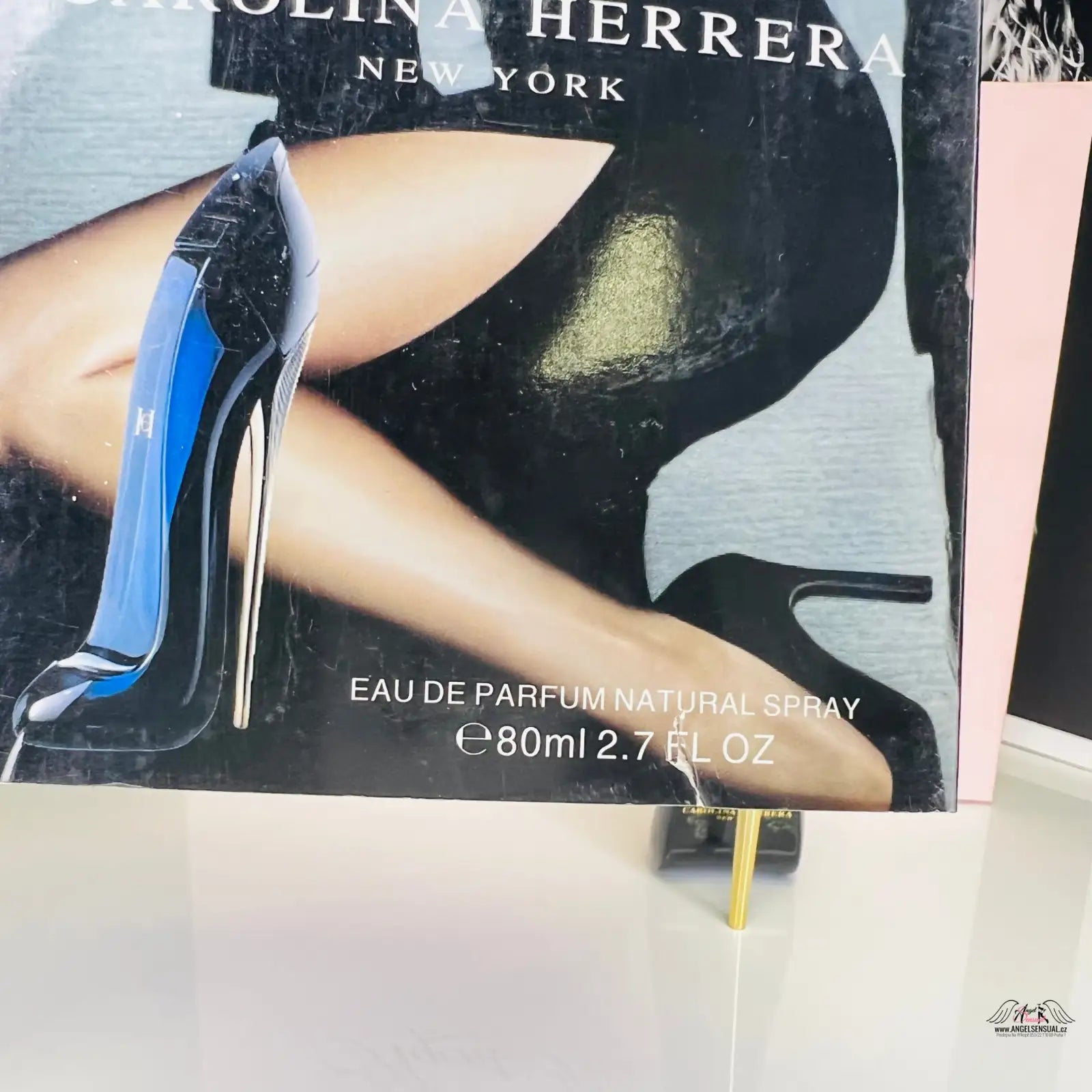Reklama na parfém Carolina Herrera Good Girl s lahvičkou ve tvaru modré lodičky