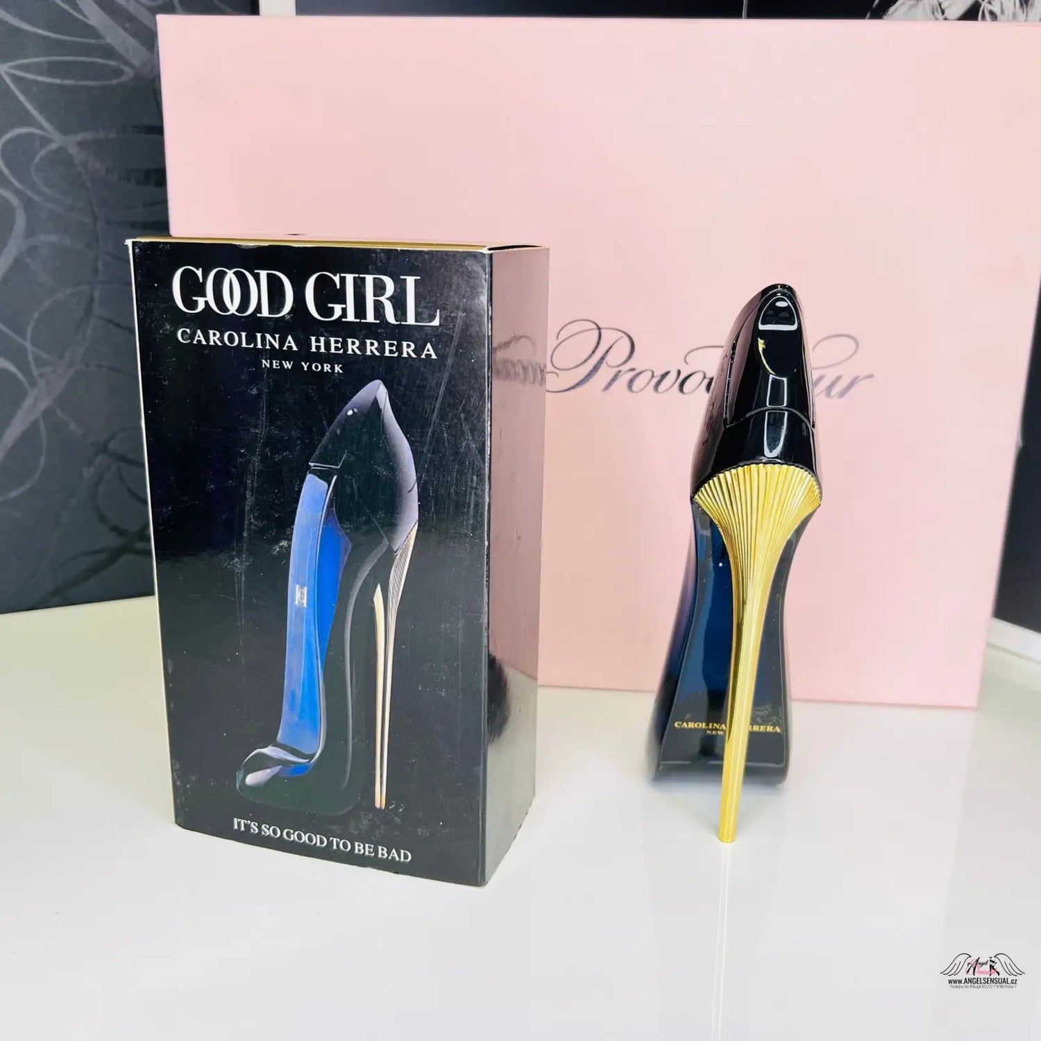 Carolina Herrera Good Girl parfém v lahvi ve tvaru vysokého podpatku
