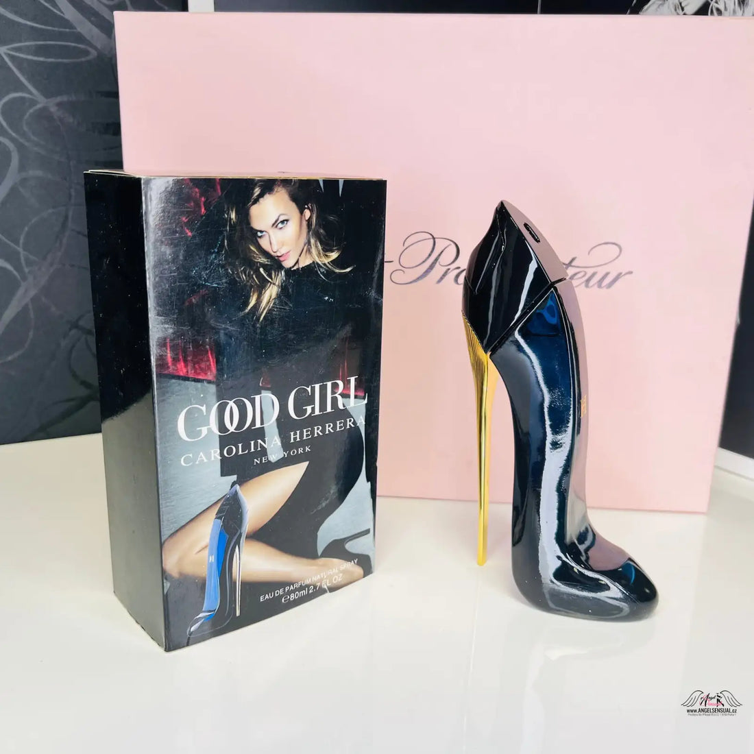 Vůně Carolina Herrera Good Girl v lahvičce ve tvaru modré lodičky se zlatým podpatkem