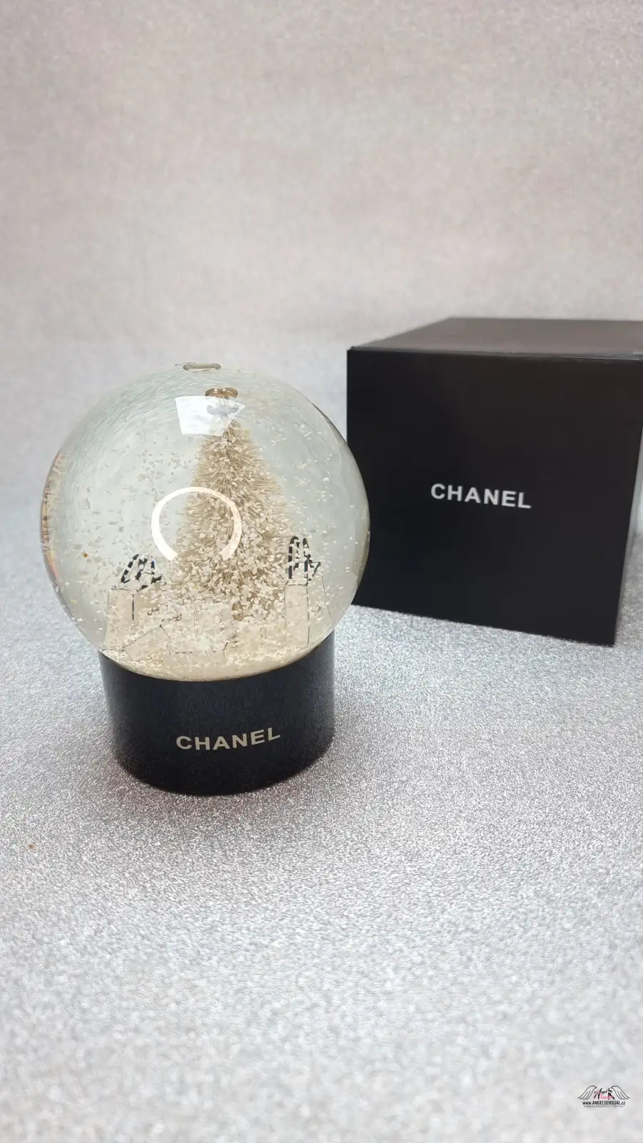Chanel sněhová koule Christmas Edition s krabicí, sněhová koule Chanel luxusní vánoční dekorace