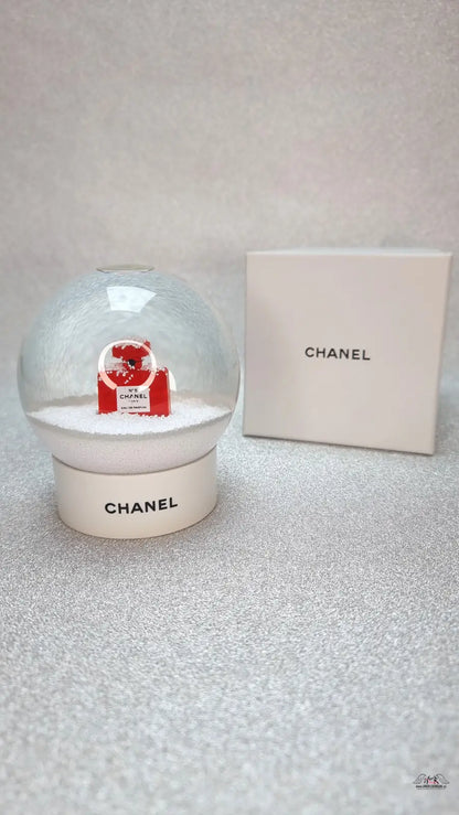 Chanel sněžítko chanel a box pro Chanel SnowBall Red Parfum 2018, představujeme vizi chane