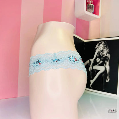 Svetle modrý tanga s krajkou v elegantním saténovém pytlíčku Cheeky