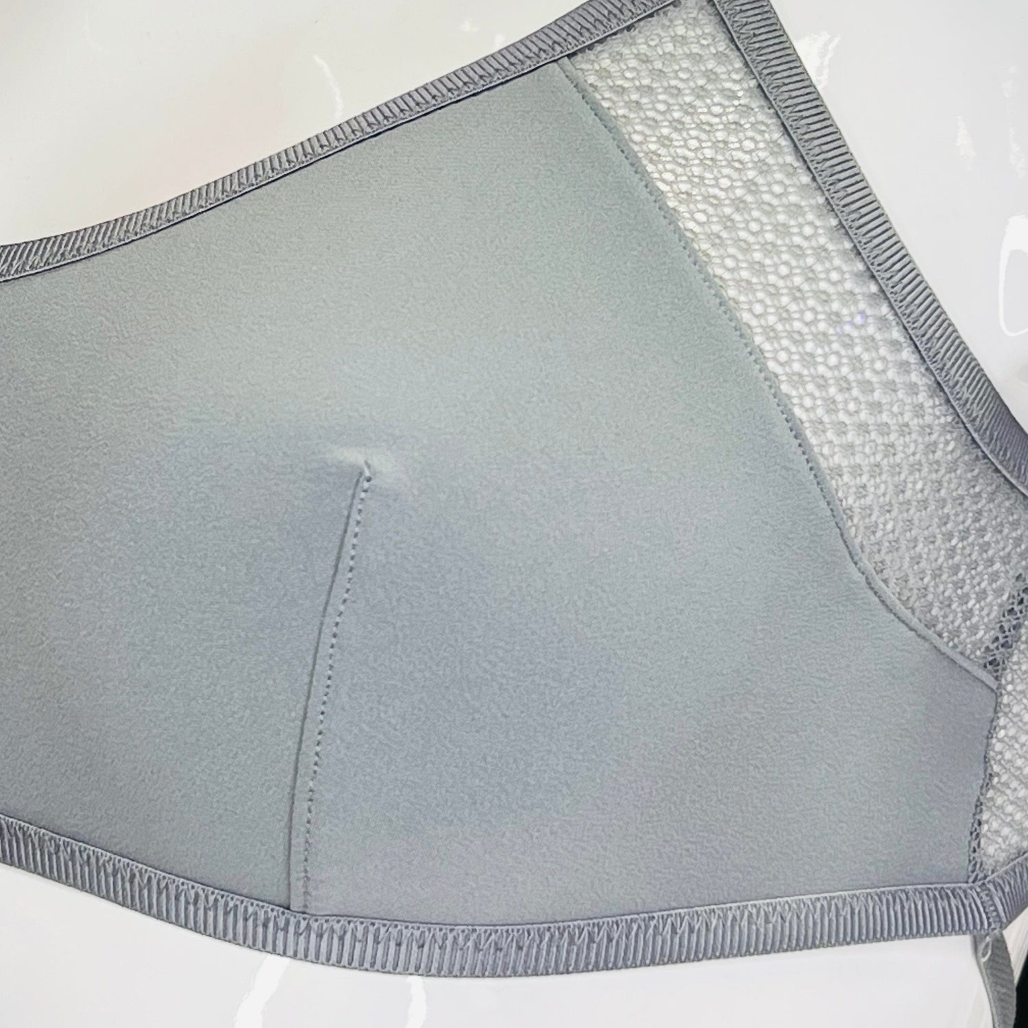 Šedá látková rouška s meshovou částí na Victoria’s Secret Crisscross Scoop Bralette
