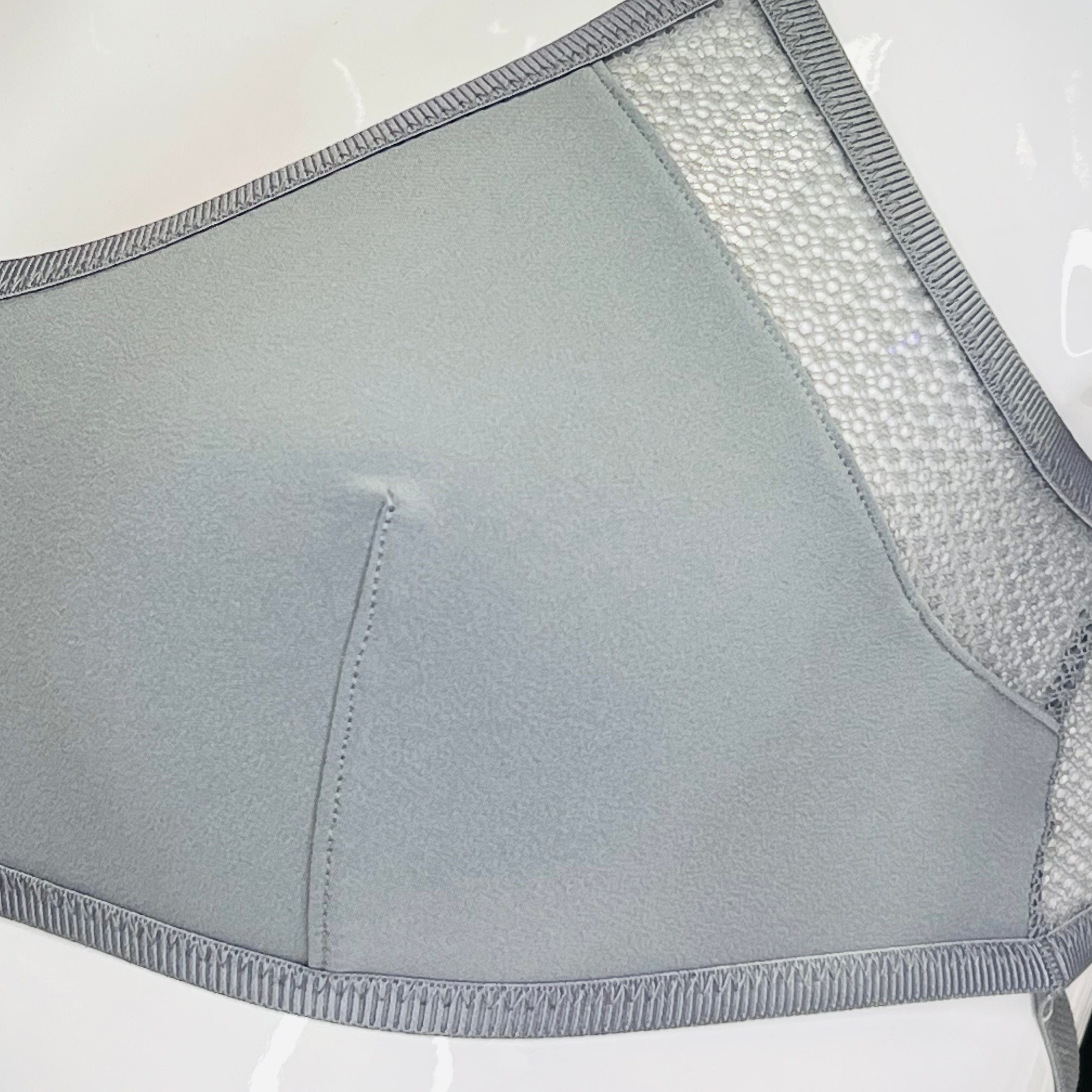 Šedá látková rouška s meshovou částí na Victoria’s Secret Crisscross Scoop Bralette