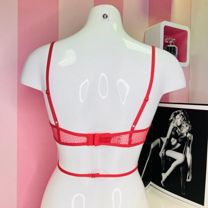 Červená krajková crisscross scoop bralette na manekýnovi, Victoria’s Secret Braletka s Ozdobnými Pásky