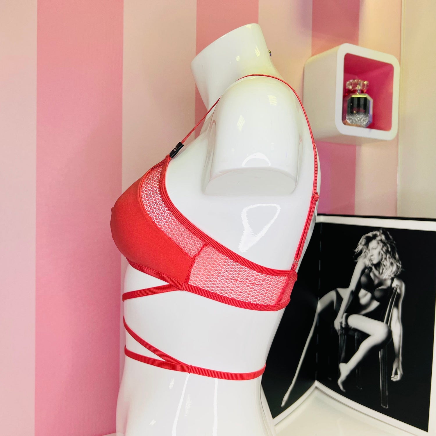 Červená síťovaná podprsenka na modelce, crisscross scoop bralette, Victoria’s Secret
