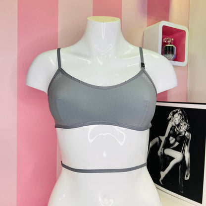 Šedá braletka na figuríně s ozdobnými pásky, crisscross scoop bralette