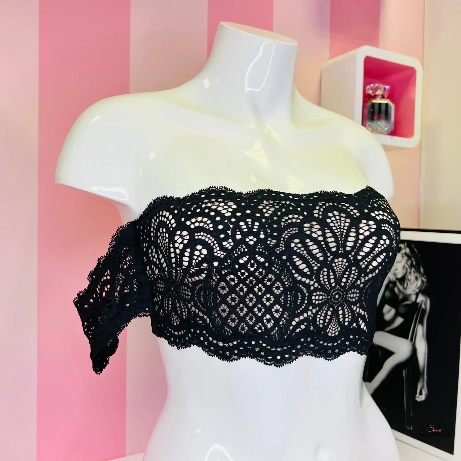 Manekýn s černým krajkovým topem Dokonalý krajkový top Braletka pro eleganci a pohodlí