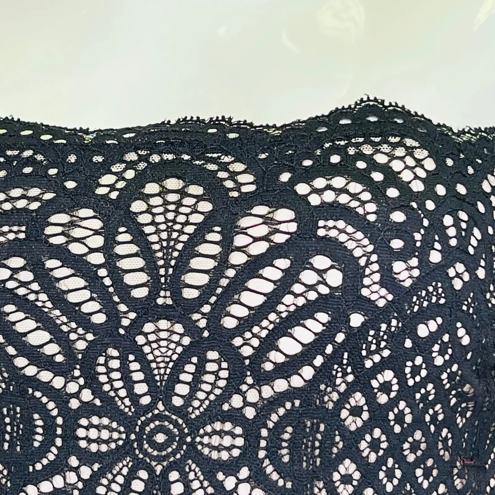 Černý krajkový top s elegantním vzorem pro dokonalou eleganci a pohodlí